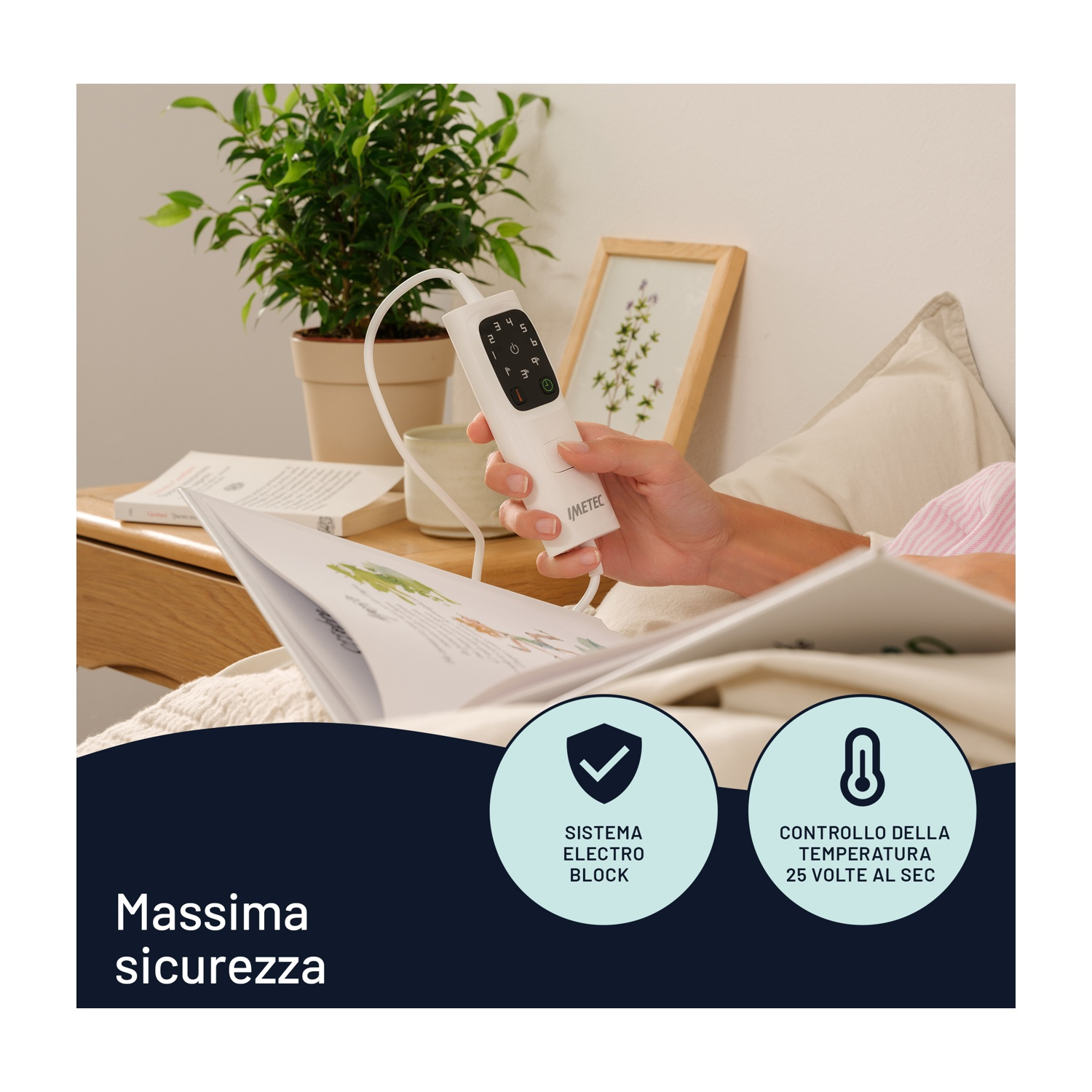 Una persona tiene in mano un pannello di controllo bianco mentre legge un libro a letto, con una pianta e un quadro sullo sfondo.