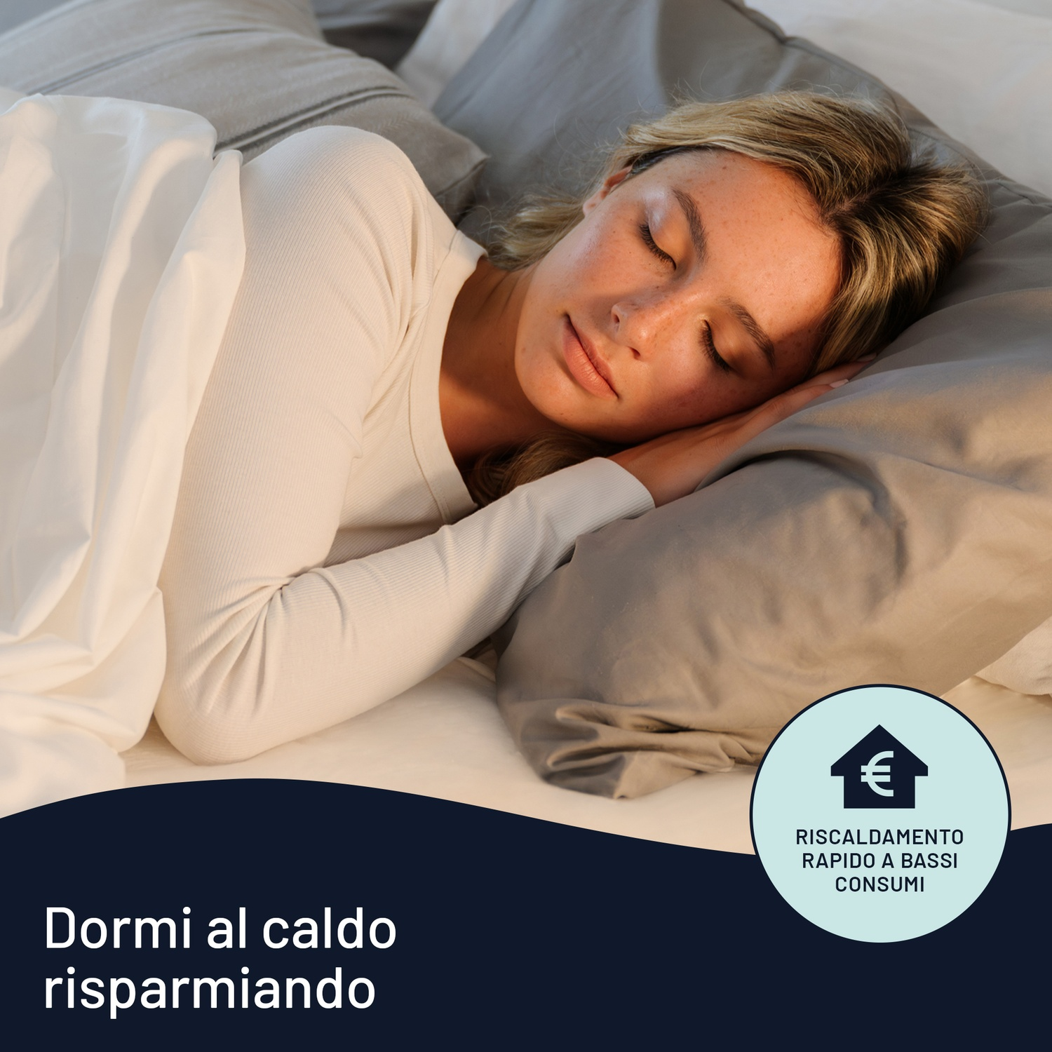 Una donna dorme a letto, coperta da un lenzuolo bianco. Appoggia la testa su un cuscino grigio. Testo: 'Dormi al caldo risparmiando'.