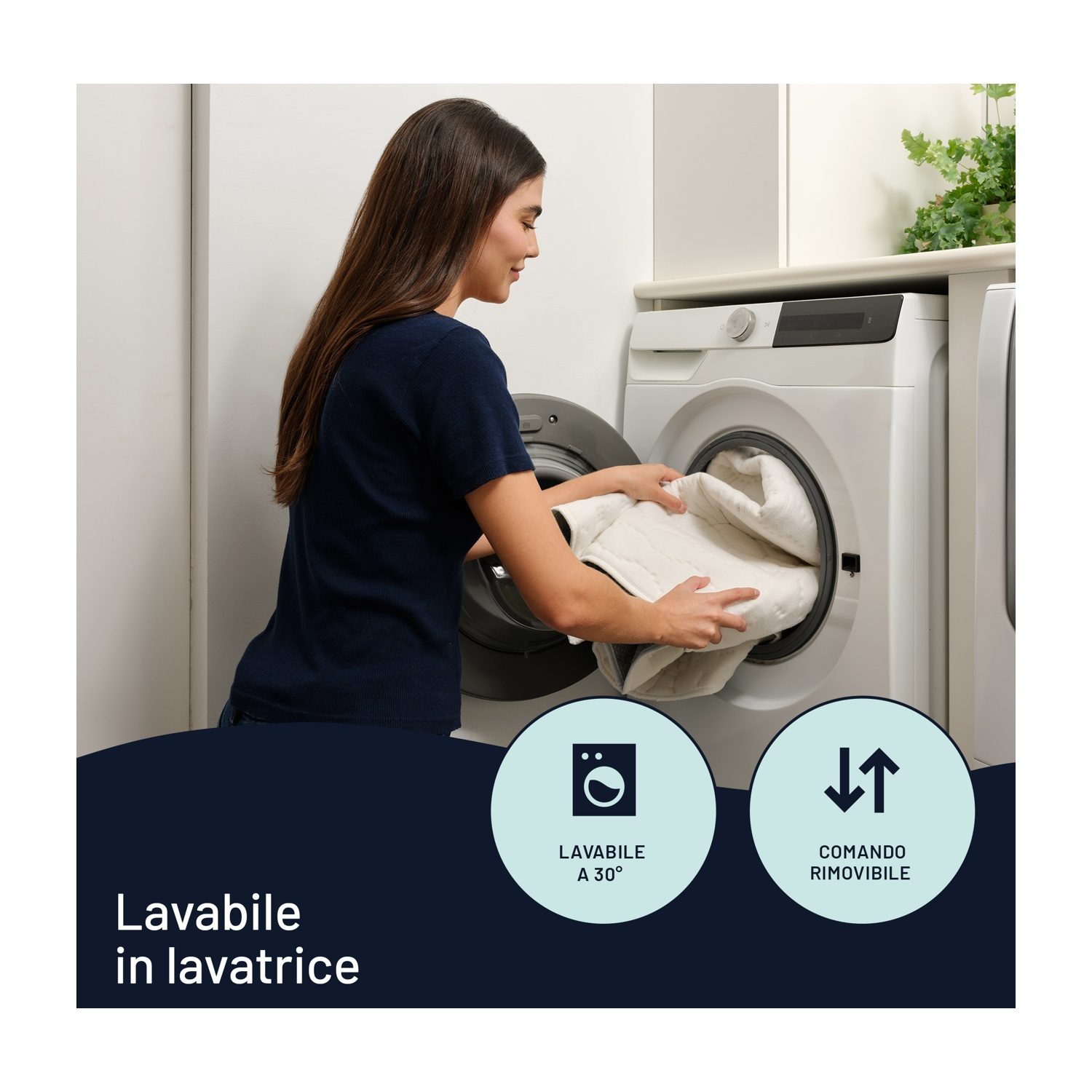 Una donna mette una coperta bianca in una lavatrice. Il testo dice 'Lavabile in lavatrice'.