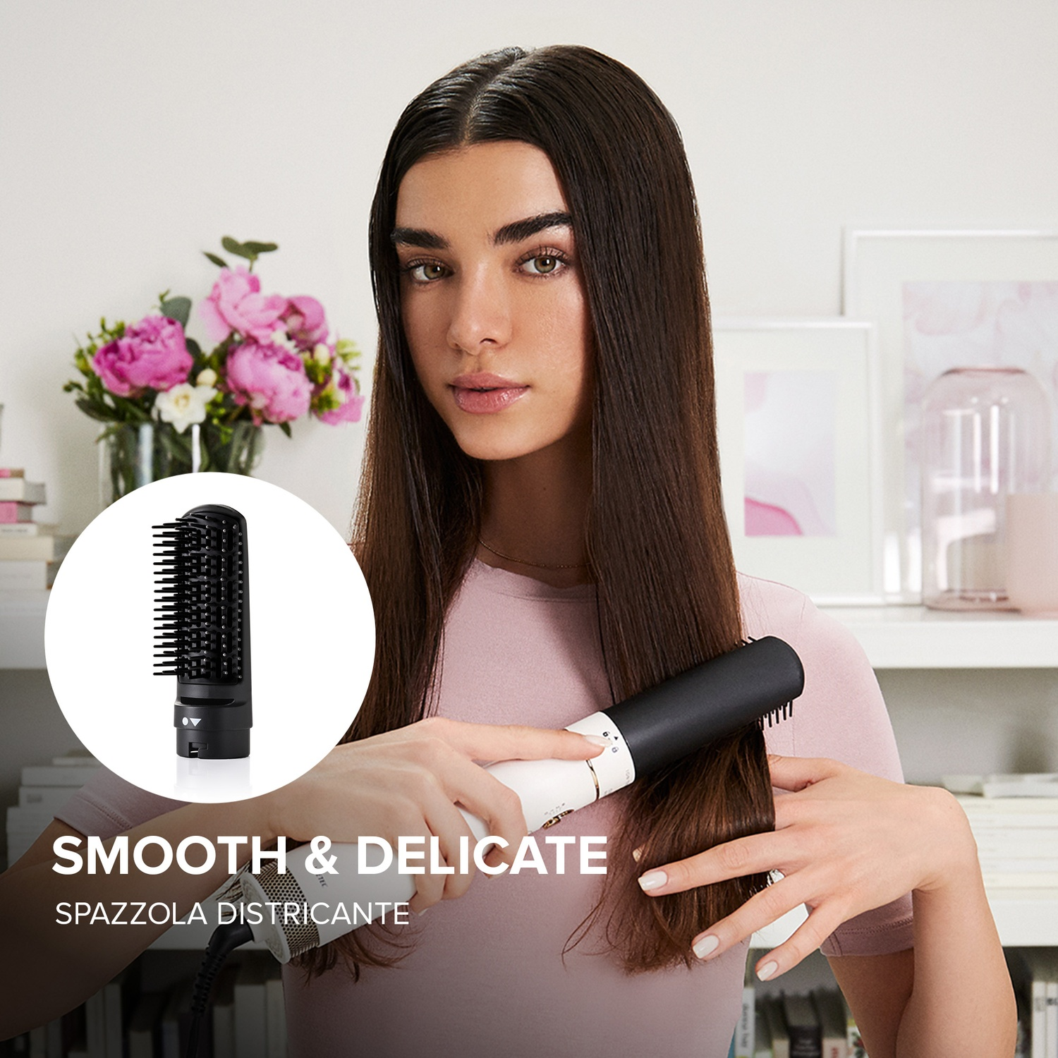 Una donna usa una spazzola per capelli. Ha lunghi capelli castani. Sullo sfondo c'è un vaso di fiori e un prodotto in un cerchio.
