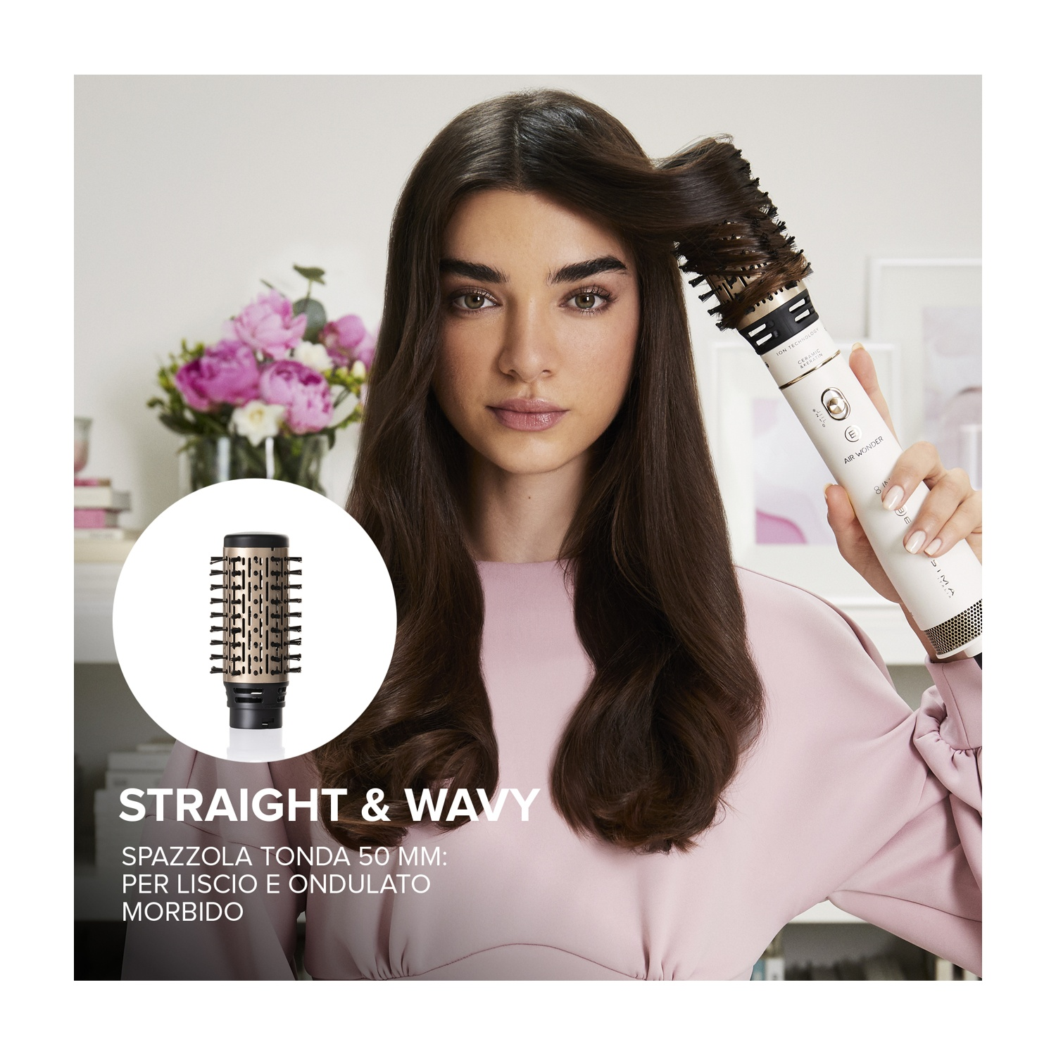Una donna tiene in mano uno strumento per lo styling dei capelli. Lo strumento è bianco e oro. Lo sfondo mostra fiori e testo.