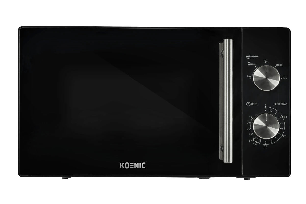 Czarna kuchenka mikrofalowa Koenic z pokrętłami do sterowania mocą, timerem i rozmrażaniem. Srebrny uchwyt.