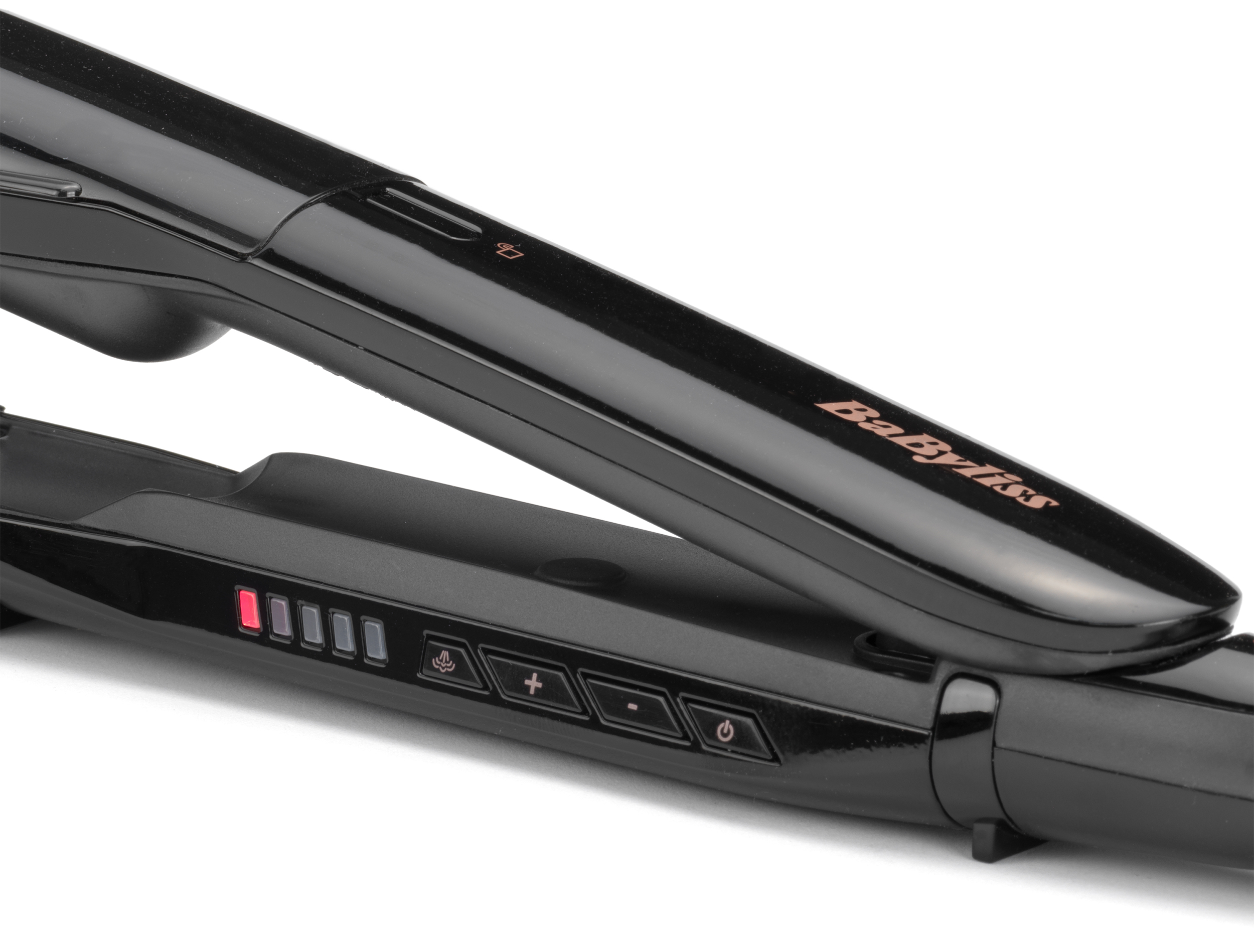 Egy fekete hajvasaló közeli képe, piros fénnyel, vezérlőgombokkal és a 'BaByliss' márkanévvel.