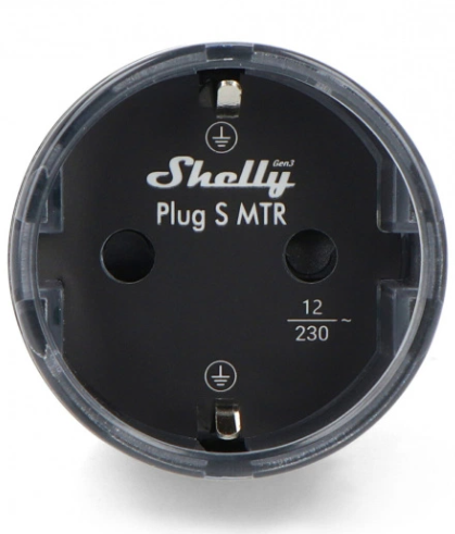 Zbliżenie czarnej wtyczki Shelly S MTR. Ma dwa otwory na piny, symbol uziemienia i tekst wskazujący napięcie i natężenie.