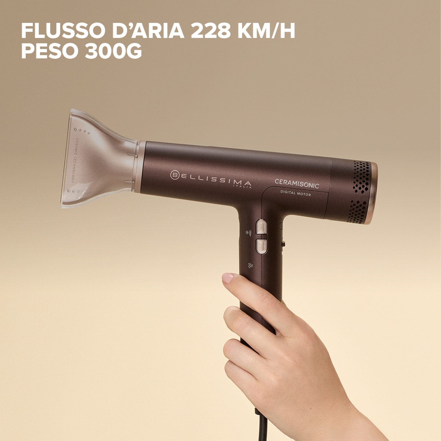 Una mano tiene un asciugacapelli marrone su sfondo beige. In alto: 'FLUSSO D'ARIA 228 KM/H PESO 300G'.