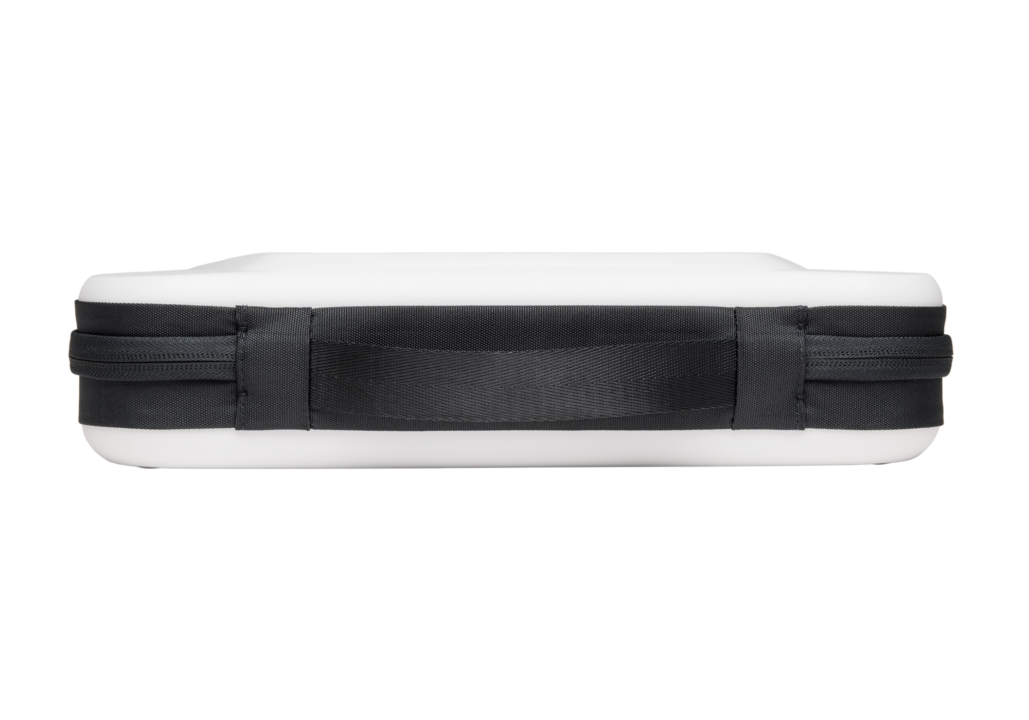 Ein weißes rechteckiges Objekt mit schwarzem Griff. Der Griff ist aus Stoff und mittig angeordnet.