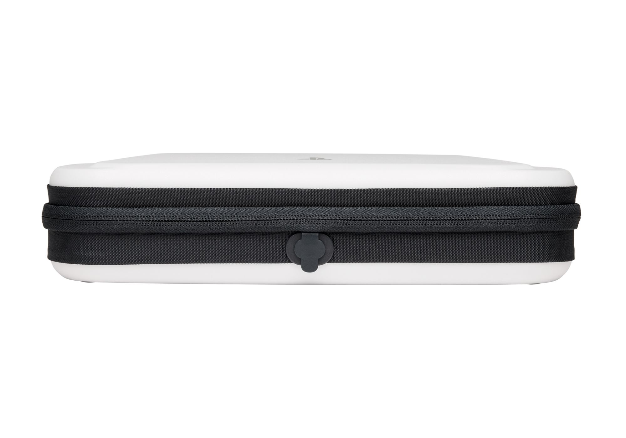 Ein weiß-schwarzer Koffer, rechteckig. Die Ober- und Unterseite sind weiß, die Mitte ist schwarz mit Reißverschluss und Verschluss.