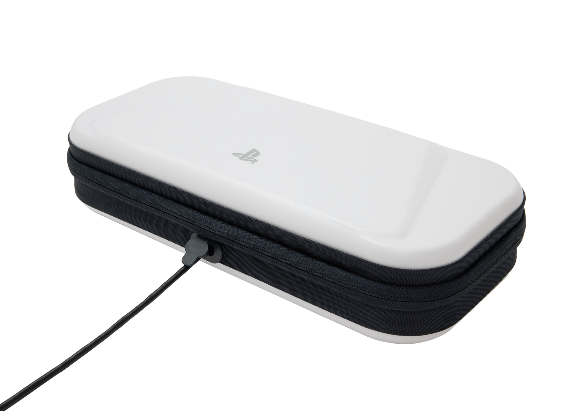 Ein weiß-schwarzes Etui mit Playstation-Logo und einem schwarzen Kabel, das damit verbunden ist.