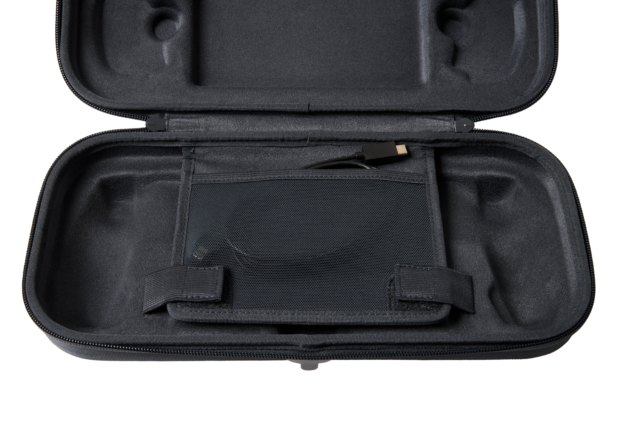 Geöffnete schwarze Hülle mit Netztasche, die ein schwarzes Kabel enthält. Reißverschluss und Innenpolsterung sichtbar.
