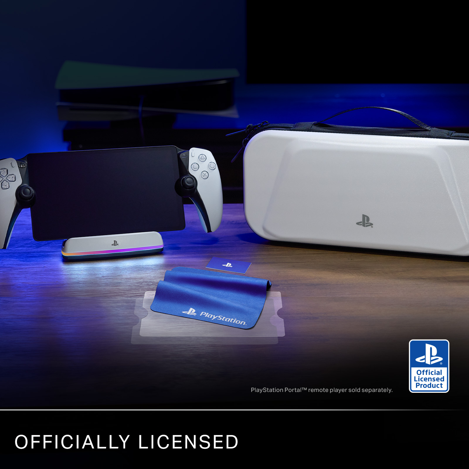 Das Bild zeigt PlayStation Portal mit Controllern, einem weißen Koffer, einem Reinigungstuch und dem PlayStation-Logo. Offiziell lizenziert.