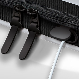 Nahaufnahme eines schwarzen Reißverschlusses mit zwei Laschen und einem weißen Kabel, das an ein Gerät angeschlossen ist.