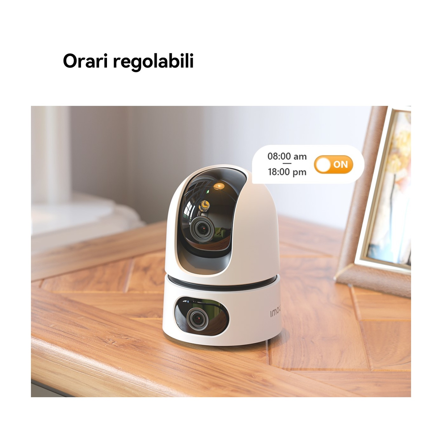 Una telecamera di sicurezza bianca con due lenti è su un tavolo di legno. Un pulsante on/off mostra l'ora 08:00 - 18:00.
