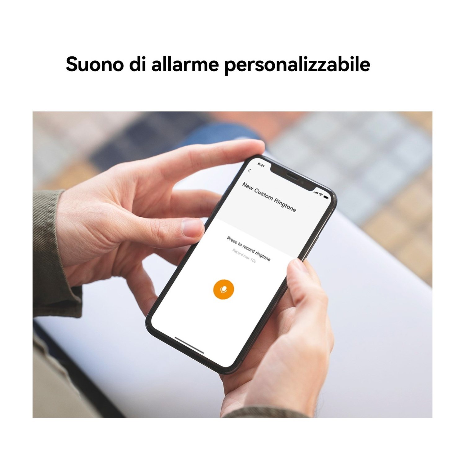 Mani che tengono uno smartphone che mostra una schermata di registrazione di suoneria personalizzata. Lo schermo dice 'Premi per registrare la suoneria'.