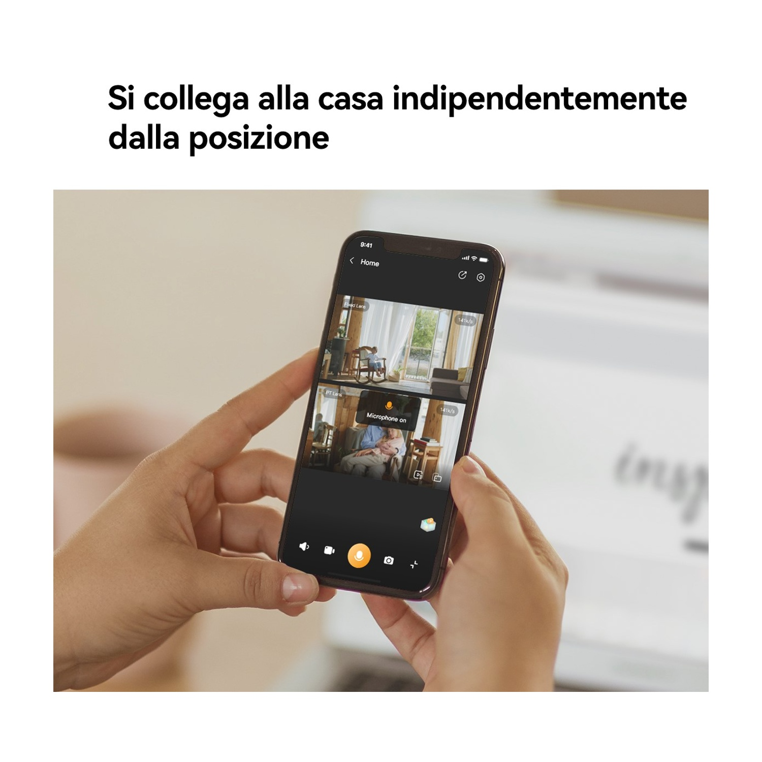 Una persona tiene in mano un telefono che mostra un'app di sicurezza domestica. Lo schermo mostra i feed live delle telecamere.