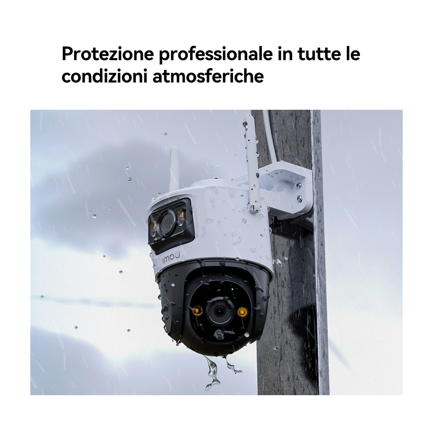 Una telecamera di sicurezza bianca e nera è montata su un palo, con gocce di pioggia che cadono. La telecamera è etichettata 'IMOU'.