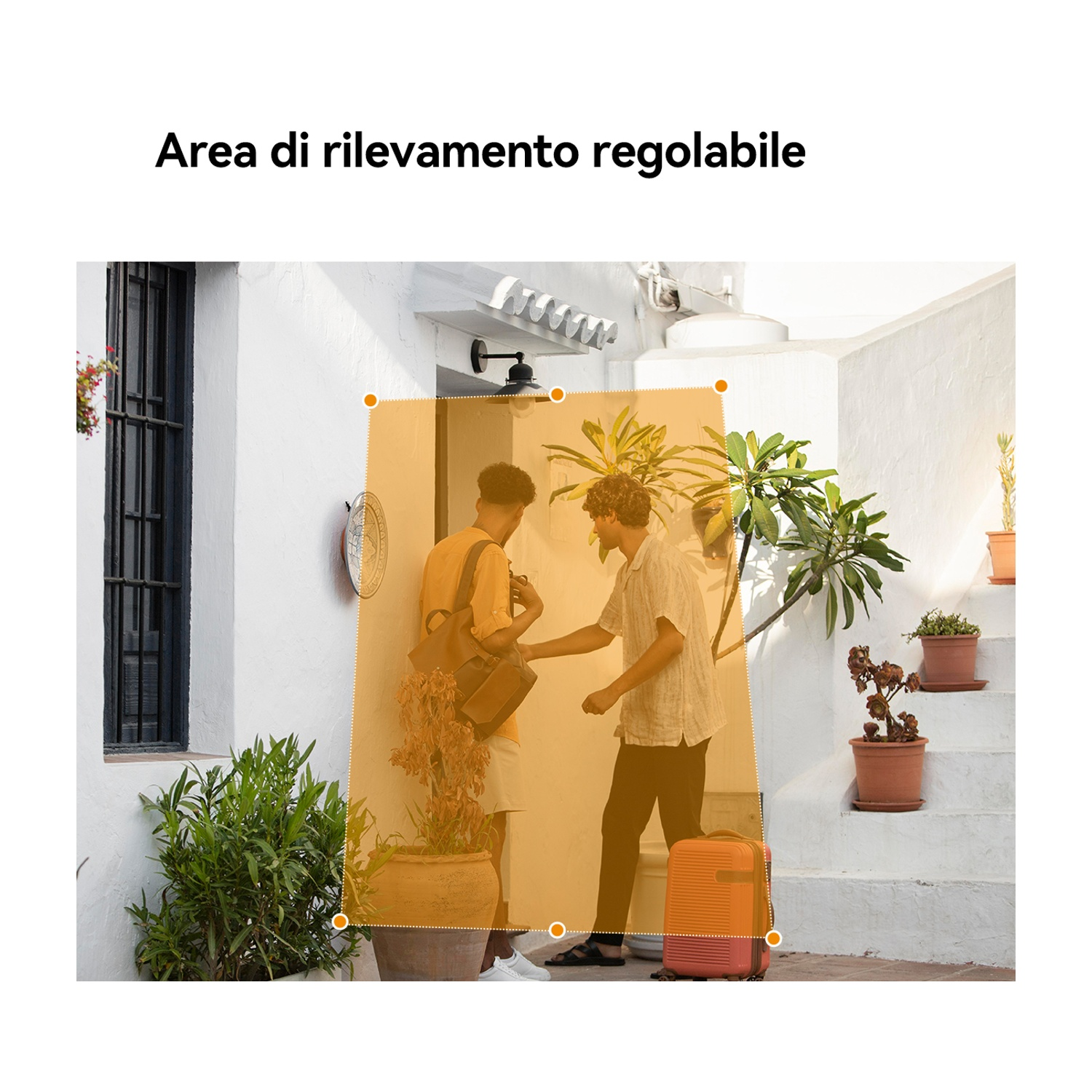 Due uomini vicino a una porta. Uno indossa giallo, porta una borsa. Una valigia è in basso. L'area arancione evidenzia la scena.