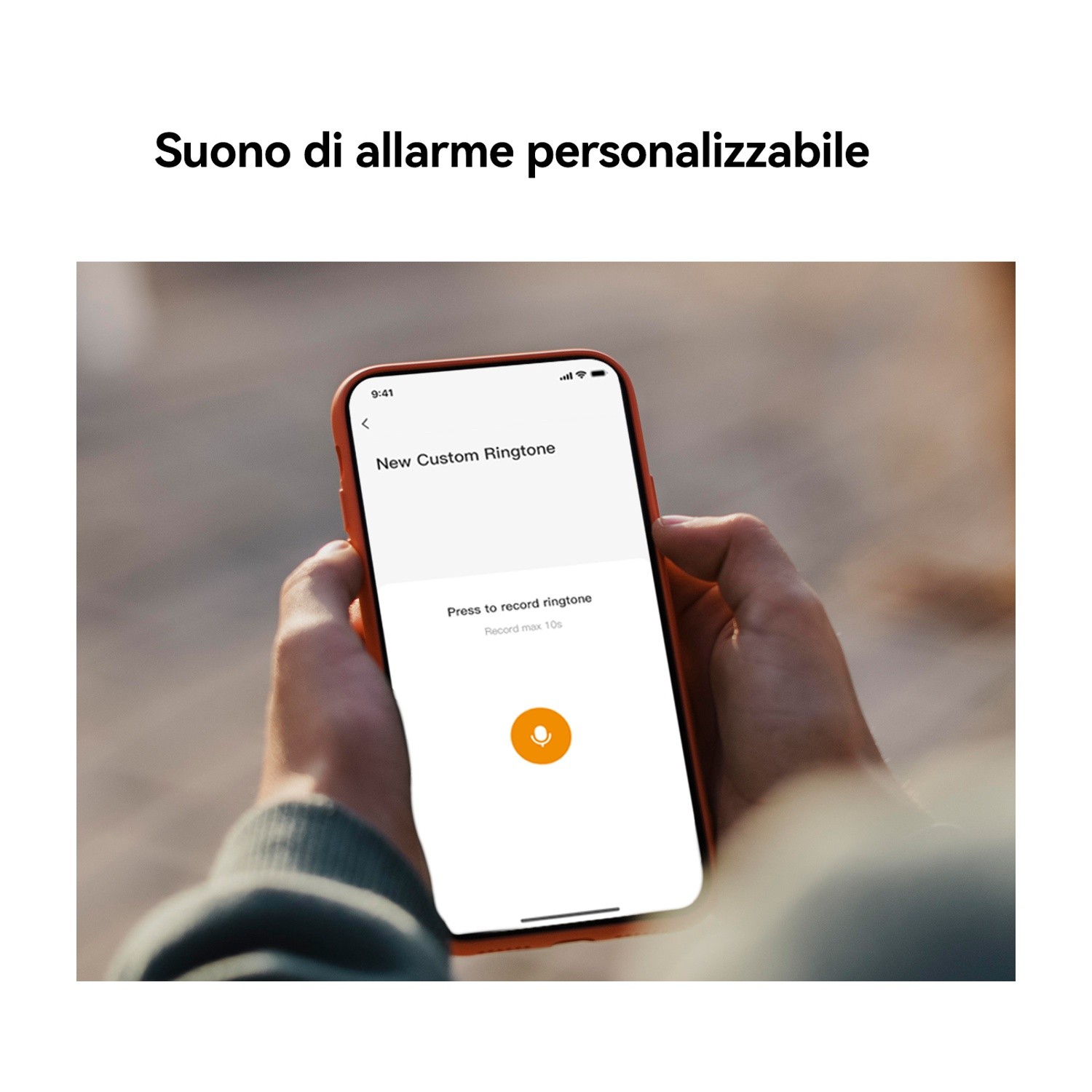 Una persona tiene in mano un telefono con 'Nuova Suoneria Personalizzata' sullo schermo. Lo schermo invita a registrare una suoneria.