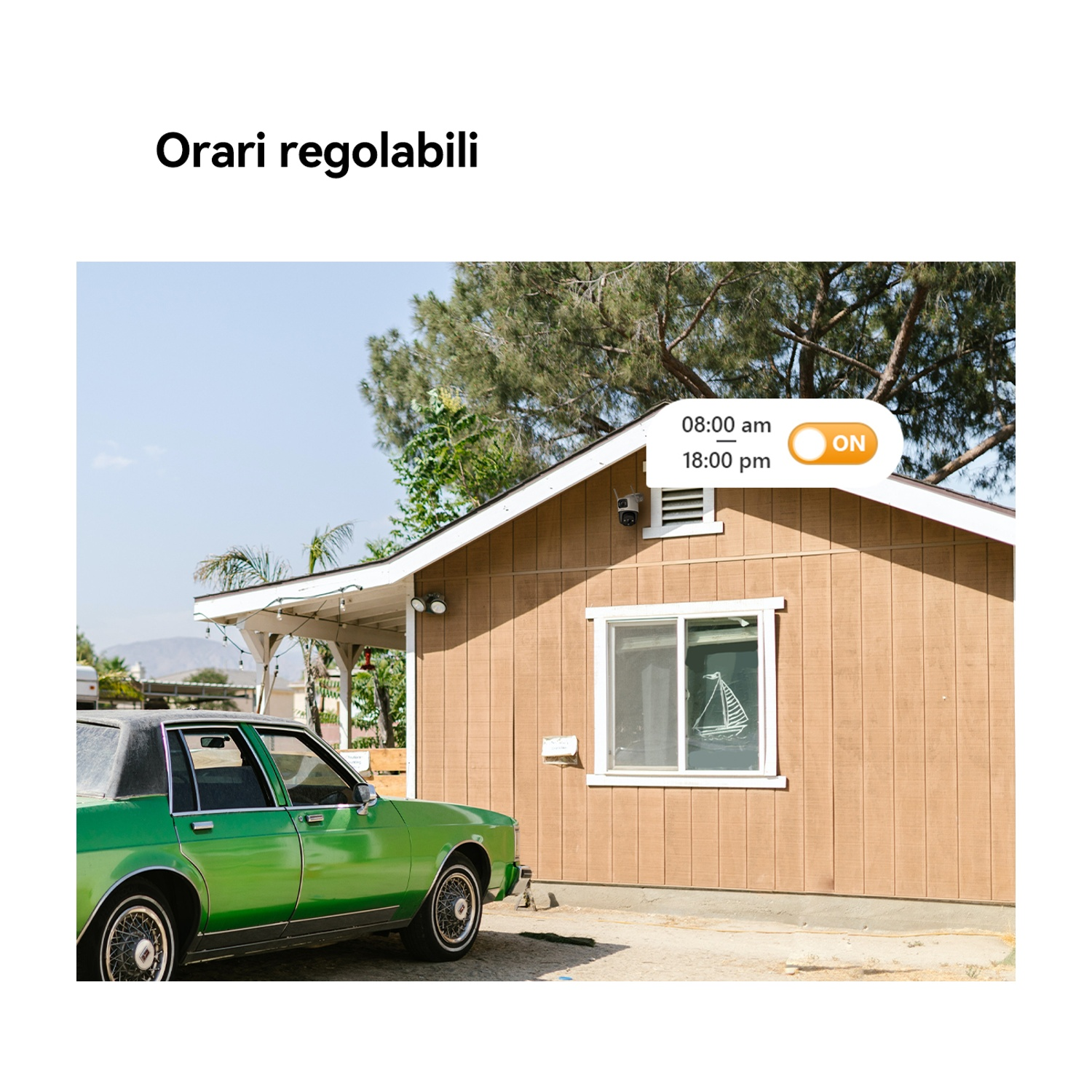 Un'auto verde parcheggiata vicino a una casa marrone con una finestra. La finestra ha un disegno di barca a vela. Un timer mostra 08:00 - 18:00.