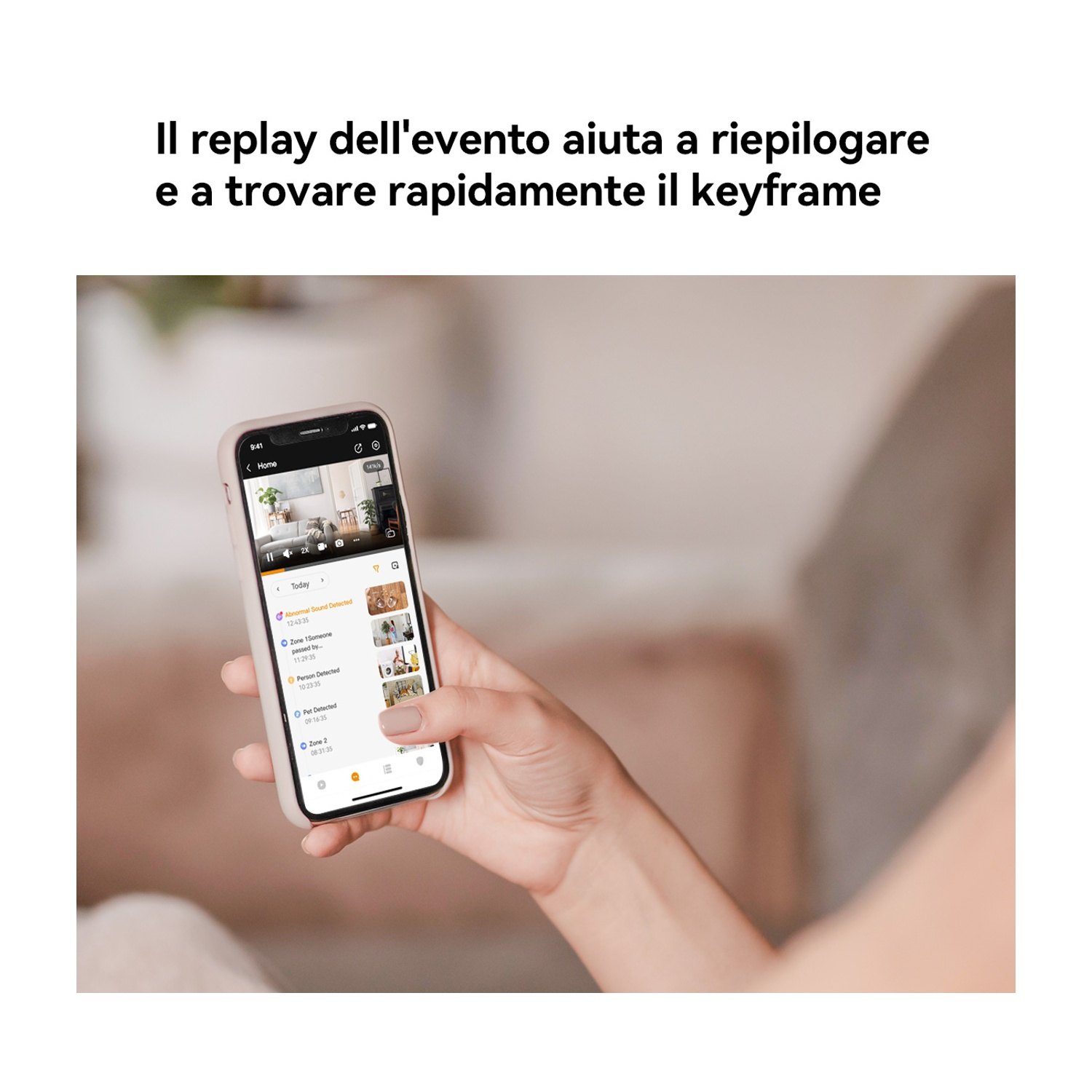 Una persona tiene in mano un telefono con un'app di sicurezza aperta. Lo schermo mostra eventi come 'Suono anomalo rilevato'.
