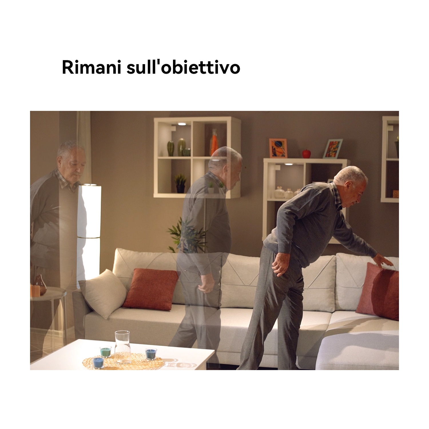 Un uomo anziano raggiunge un cuscino rosso su un divano. Riflesso dell'uomo nel vetro. Tavolino con bicchieri.
