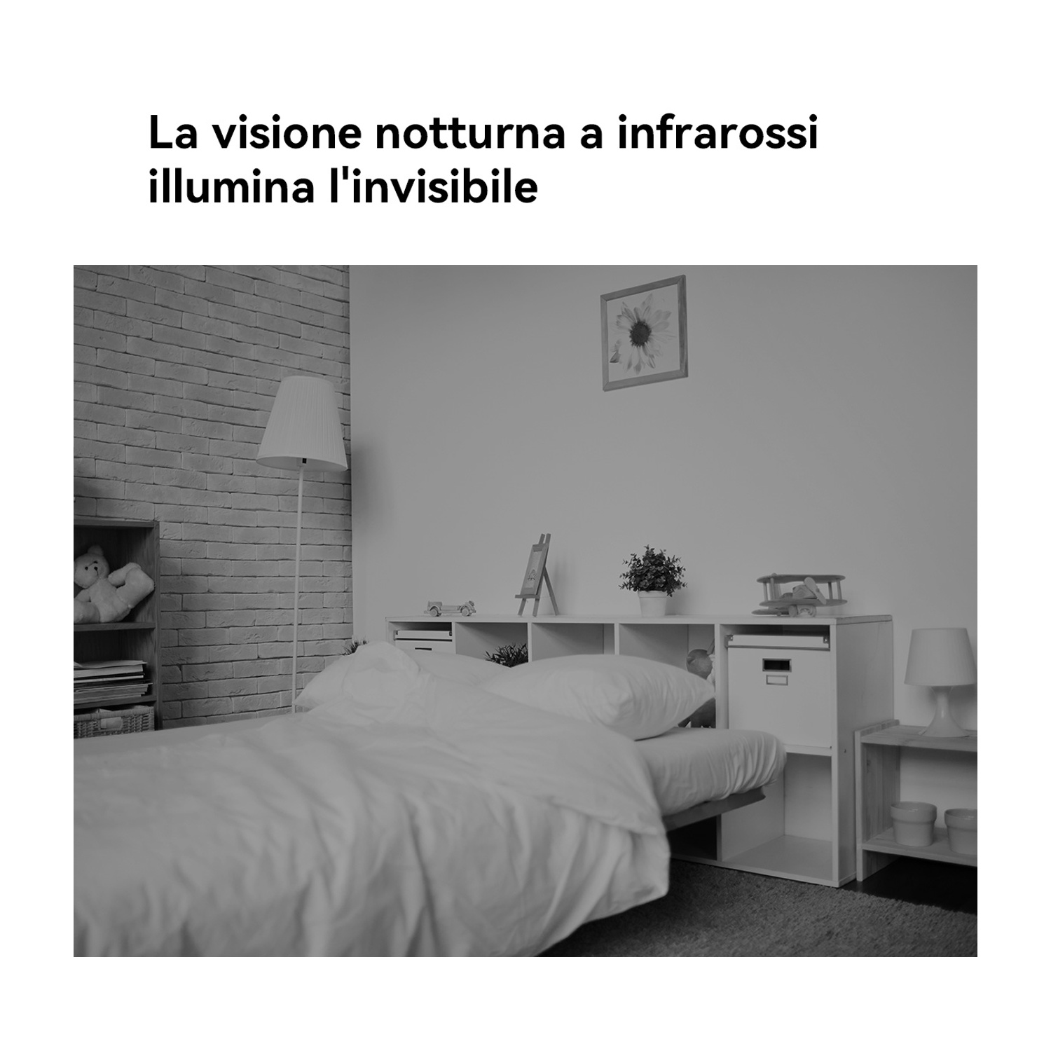 Camera da letto con letto, lampada, mensole e un quadro. Il letto ha la biancheria da letto bianca. La stanza è decorata in scala di grigi.