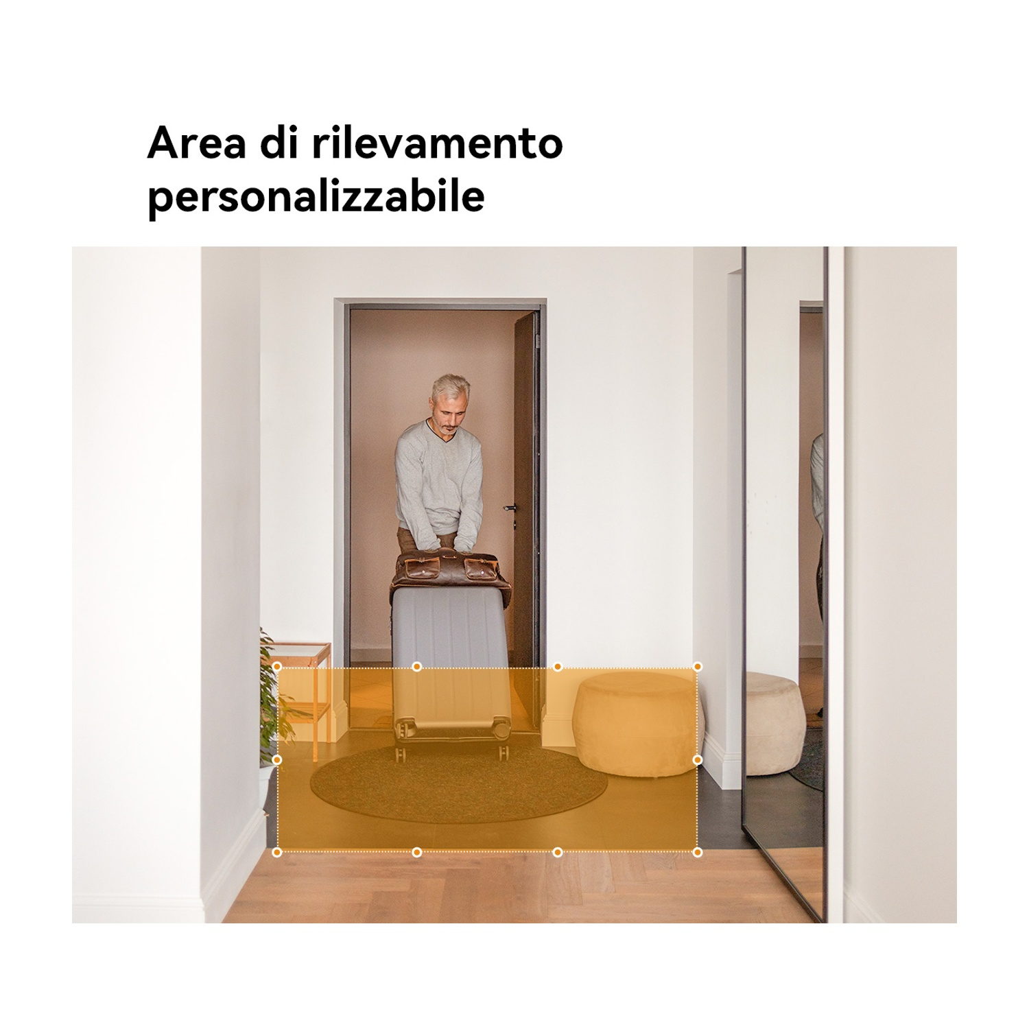 Uomo sulla porta con valigia. Corridoio con tappeto, sgabello e specchio. Testo in alto: Area di rilevamento personalizzabile.