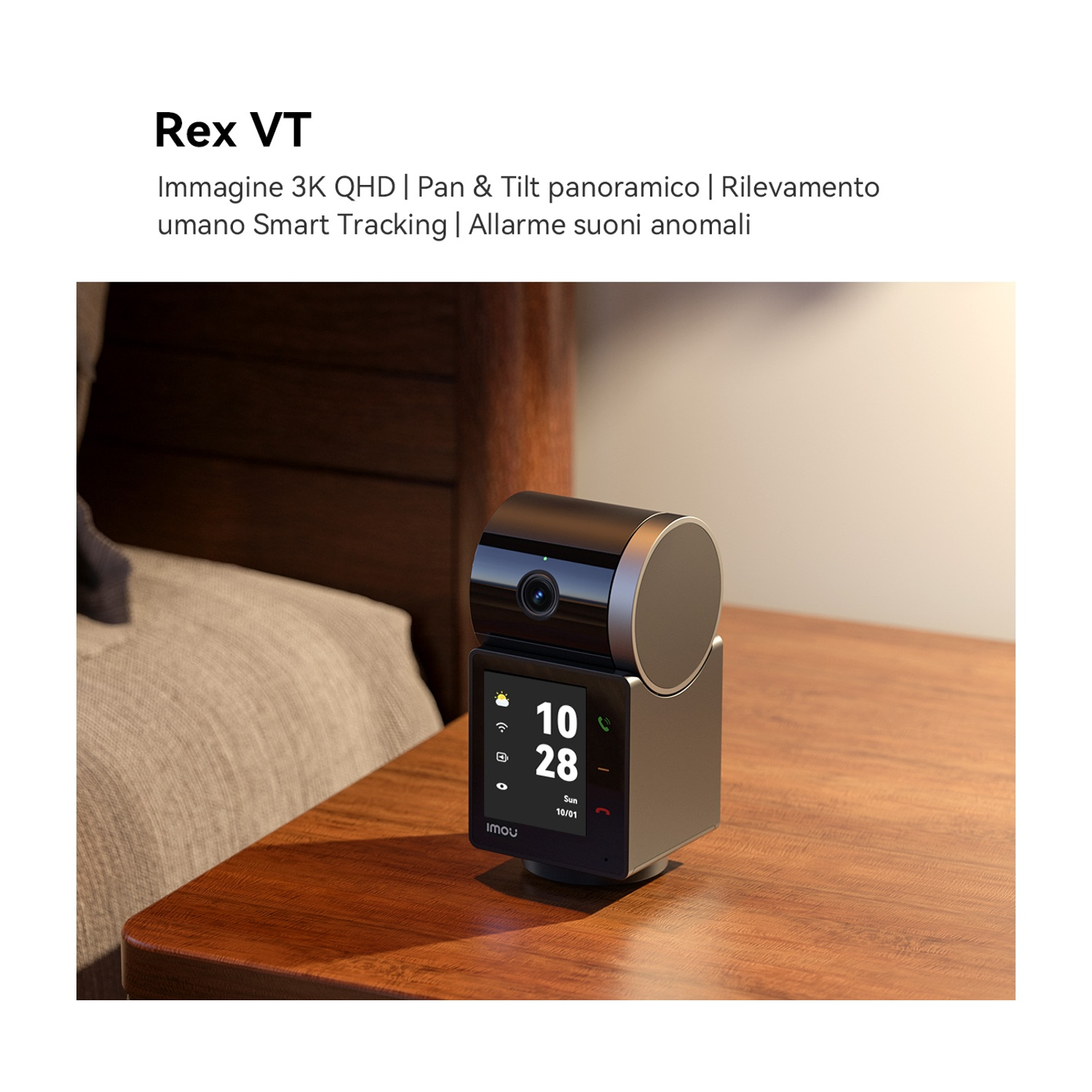 Una telecamera di sicurezza con uno schermo che mostra la data e l'ora, posizionata su un comodino di legno. Un letto sullo sfondo.