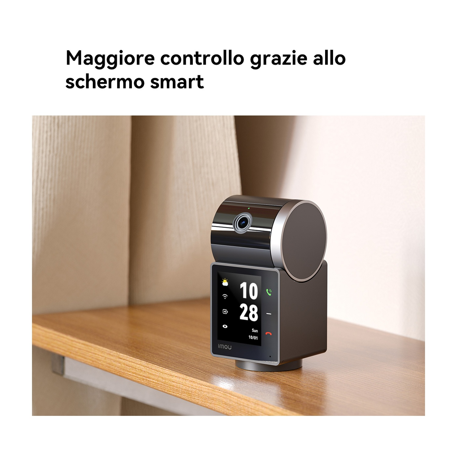 Un dispositivo smart screen nero e argento che mostra ora, data e icone, posto su un ripiano in legno, con sfondo sfocato.
