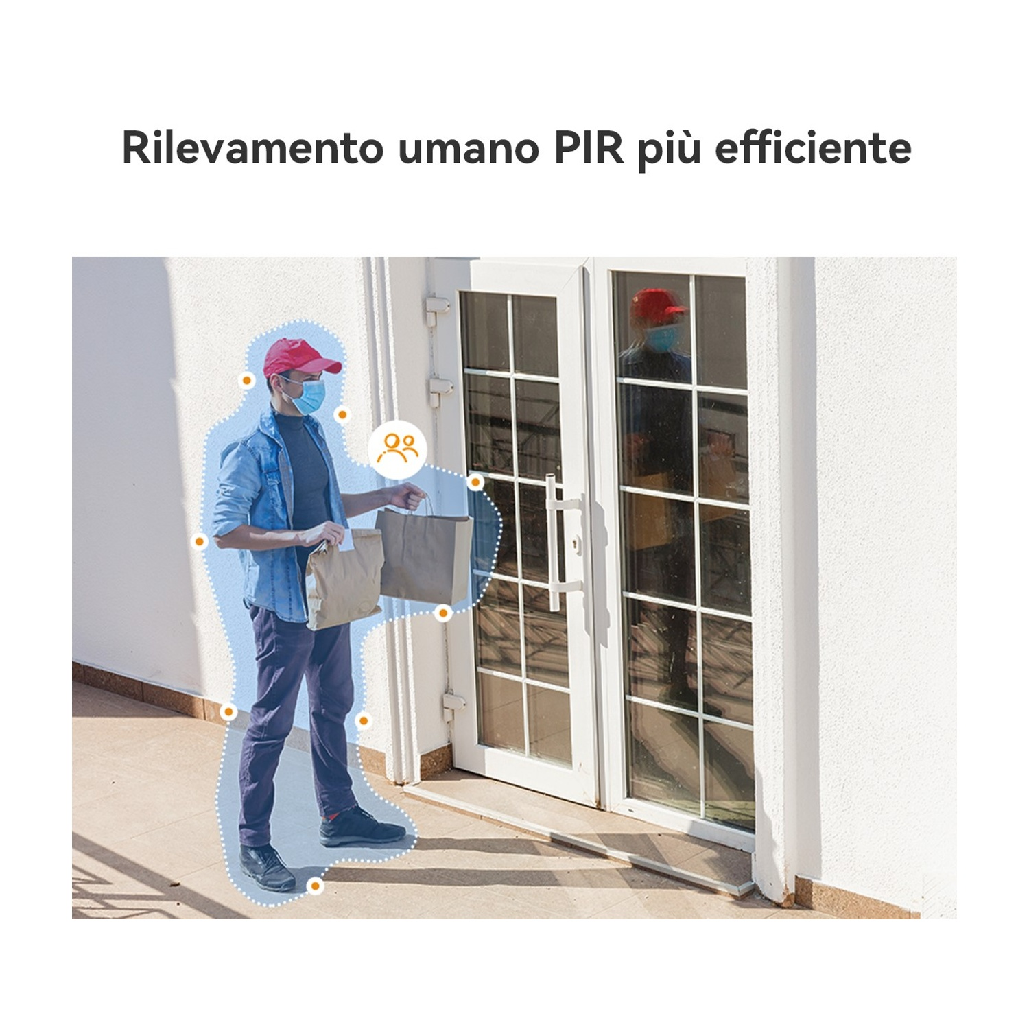 Una persona con berretto rosso e mascherina tiene sacchetti di carta marrone davanti a una porta bianca. La persona consegna cibo.