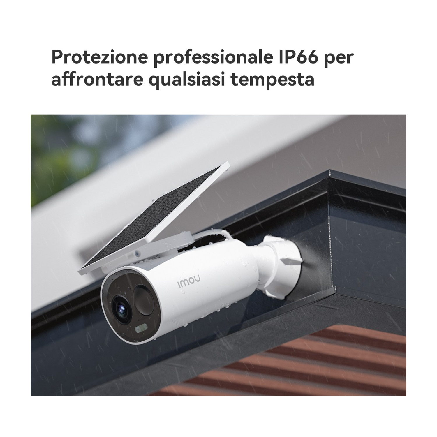 Una telecamera di sicurezza bianca con pannello solare è montata su una superficie nera. Piove. La telecamera ha il logo 'imou'.