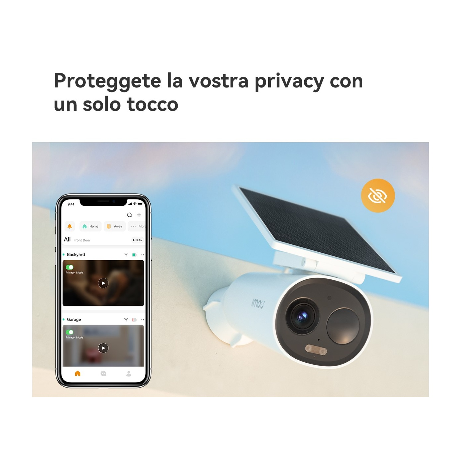 Uno schermo di smartphone mostra un'app per telecamere di sicurezza e una telecamera di sicurezza bianca con pannello solare su un muro.