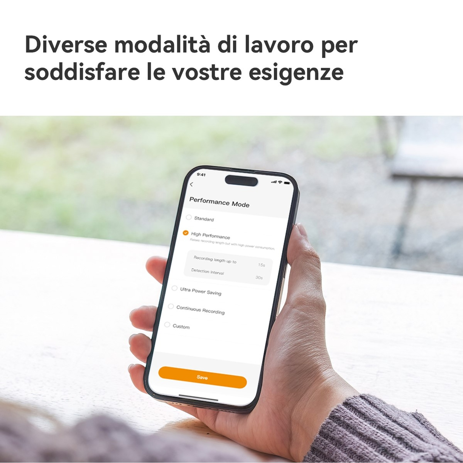 Una persona tiene in mano un telefono che mostra le impostazioni della modalità prestazioni. Le opzioni includono standard, alte prestazioni, risparmio energetico ultra, registrazione continua e personalizzato.