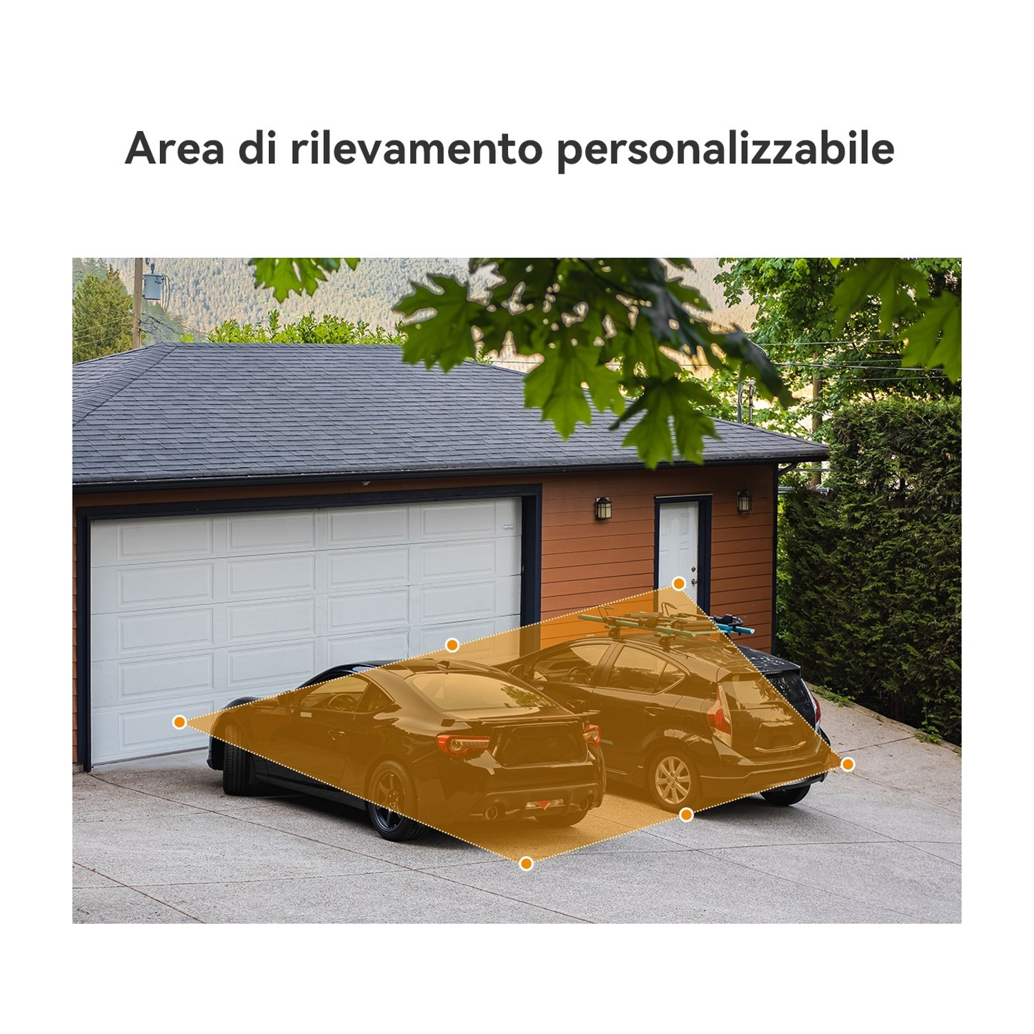 Due auto parcheggiate di fronte a un garage. Un'area arancione evidenzia la zona di rilevamento. Il garage è marrone e bianco.