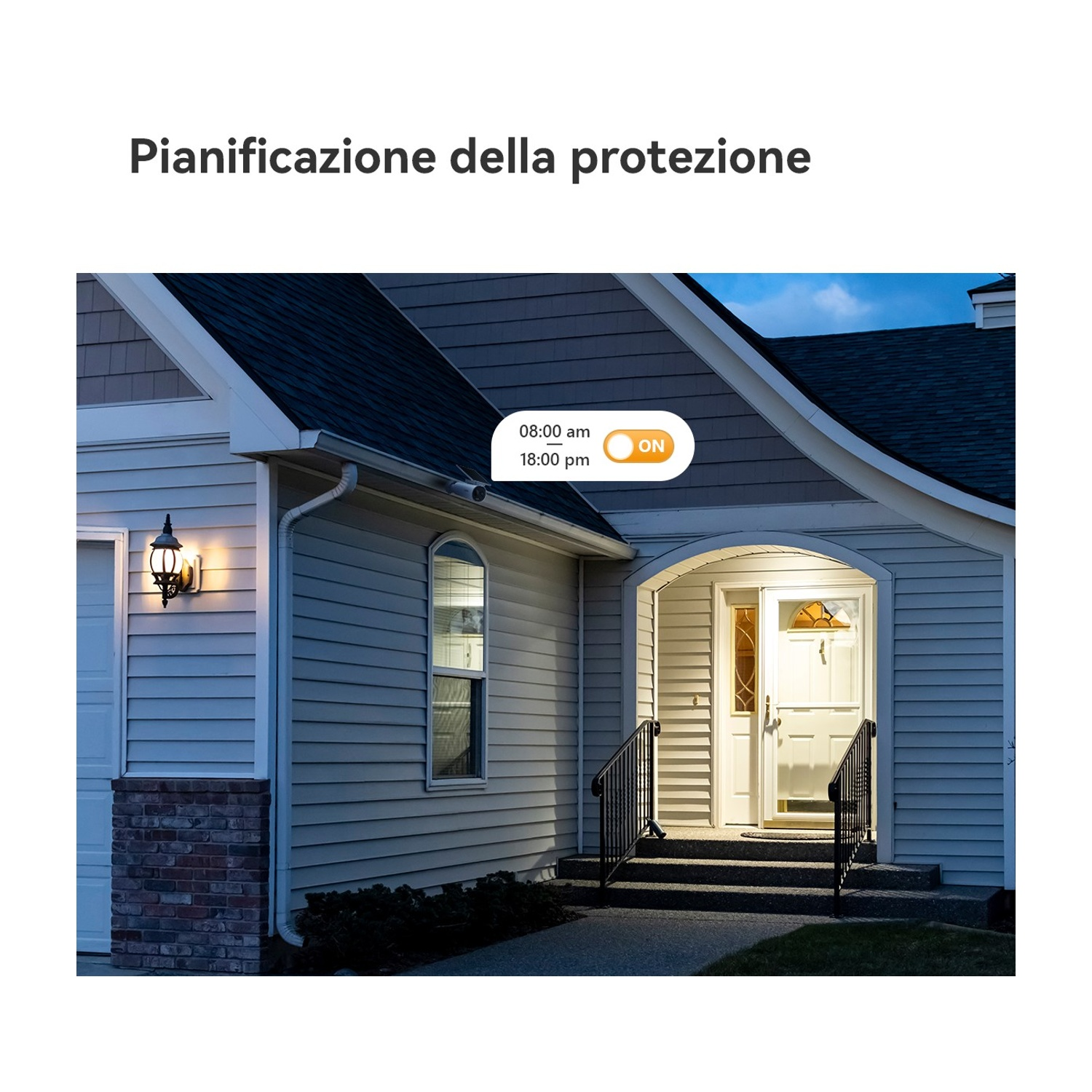 Esterno di una casa al crepuscolo. La porta d'ingresso è aperta, illuminata dall'interno. Il testo "08:00 am - 18:00 pm ON" è visualizzato.