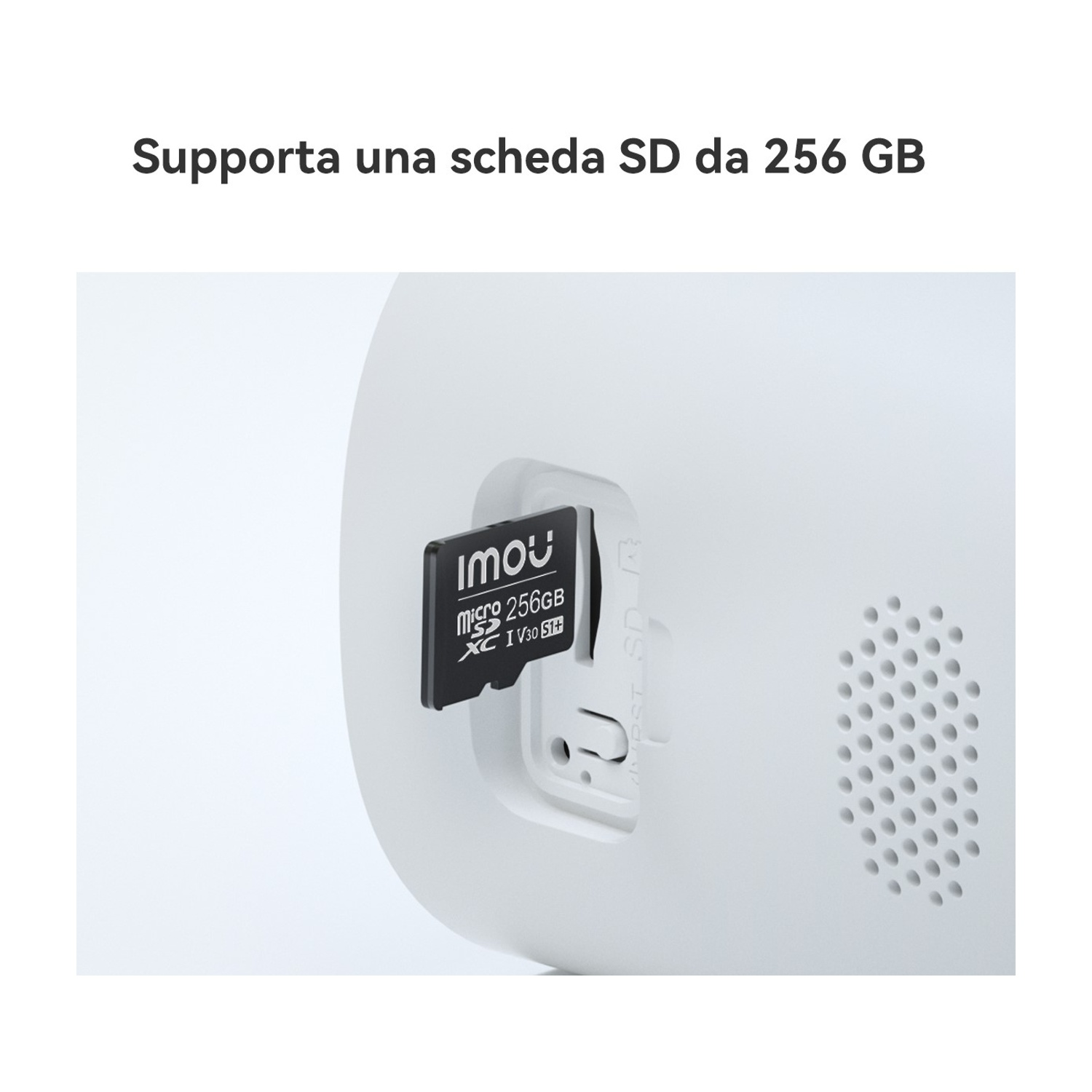 Un dispositivo bianco mostra l'inserimento di una scheda SD nera. Sulla scheda sono stampati 'imou' e '256GB'. Il testo in alto dice 'Supporta una scheda SD da 256 GB'.