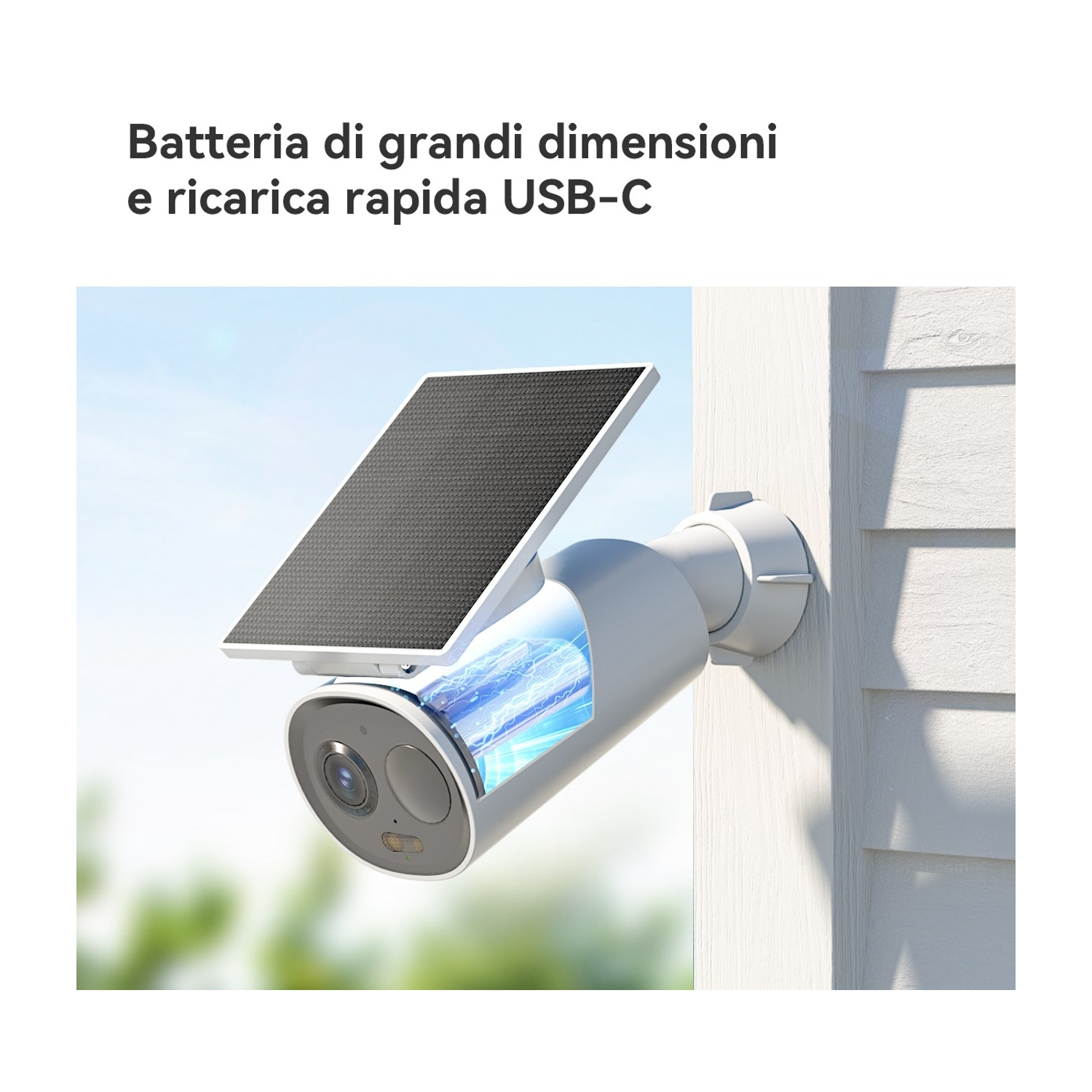Una telecamera di sicurezza con pannello solare attaccato, montata su un muro bianco. La telecamera ha un obiettivo e si trova sullo sfondo sfocato.
