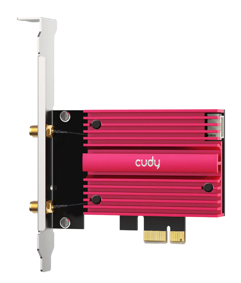 Różowa karta sieciowa Cudy z metalowym wspornikiem i złotymi złączami. Karta ma radiator i czarną podstawę na czarnym tle.