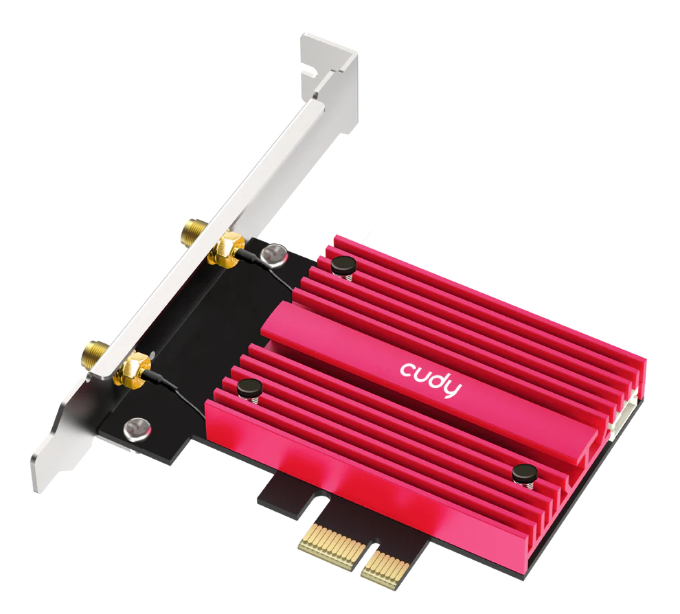 Różowa i czarna karta sieciowa Cudy ze srebrnym wspornikiem, złotymi złączami i czarnymi przewodami na czarnym tle.