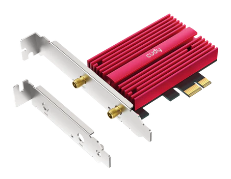 Czerwona karta sieciowa Cudy ze srebrnymi wspornikami. Posiada złote złącza i radiator, i jest przeznaczona do instalacji w komputerze.