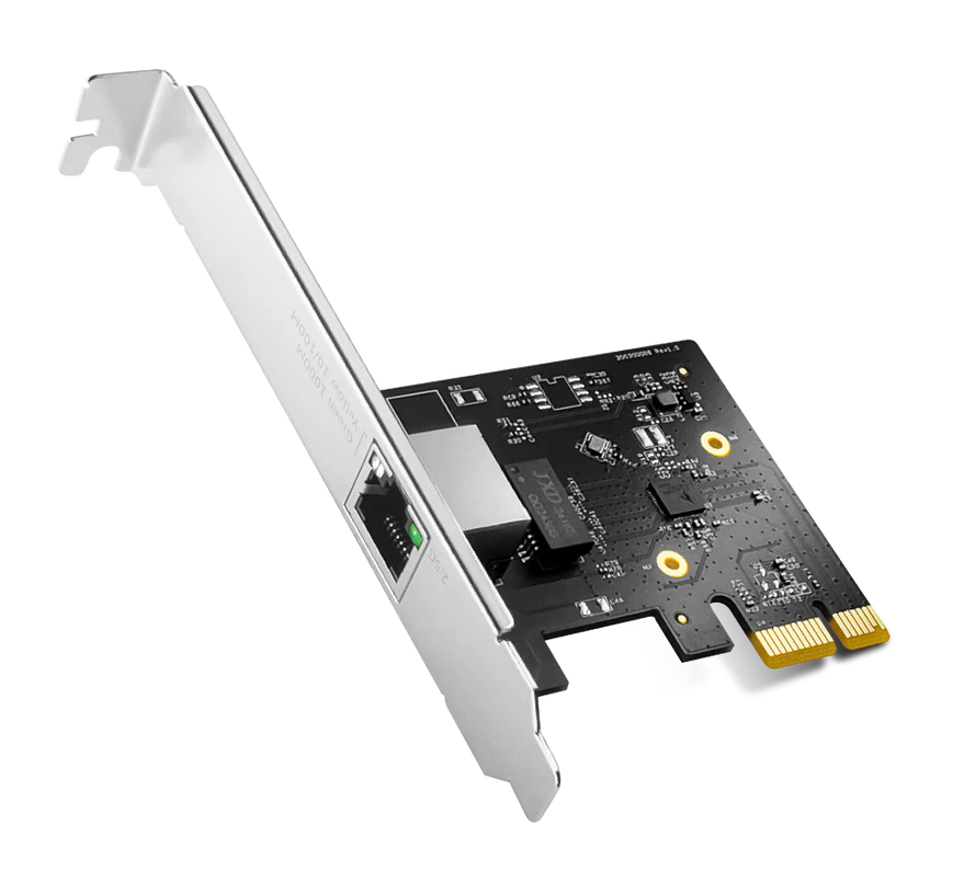 Karta sieciowa z czarną płytką PCB. Ma srebrny wspornik i port ze zielonym światłem. Widoczne są złote złącza.