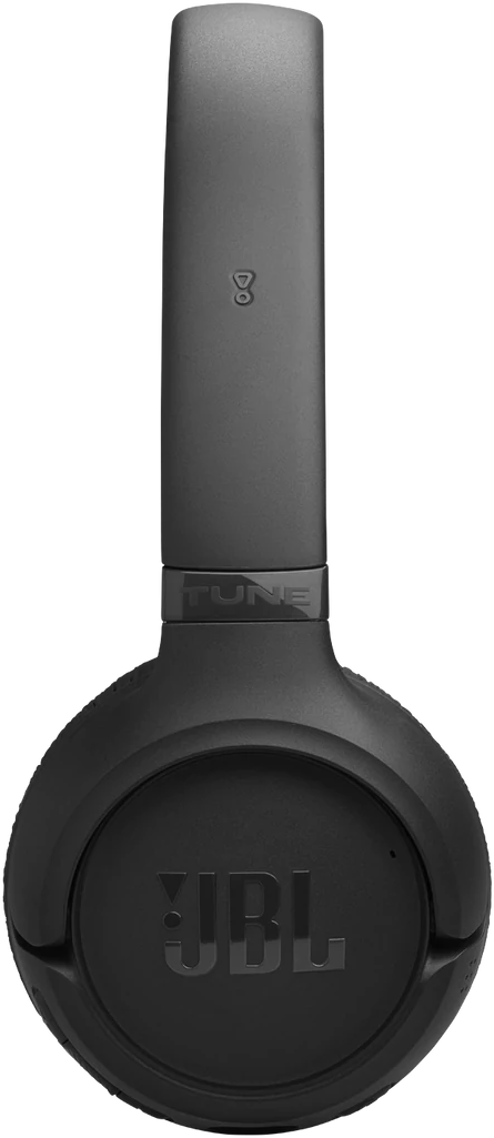 Fekete JBL fejhallgató. A fejpánt ki van nyújtva. A fülhallgatón a JBL logója látható. A TUNE szó látható a fejpánton.