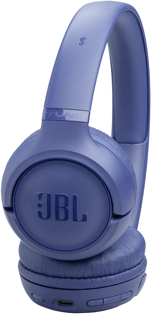 Kék JBL Tune 510BT fejhallgató. A fejhallgató fekete háttéren van. A JBL logó látható.