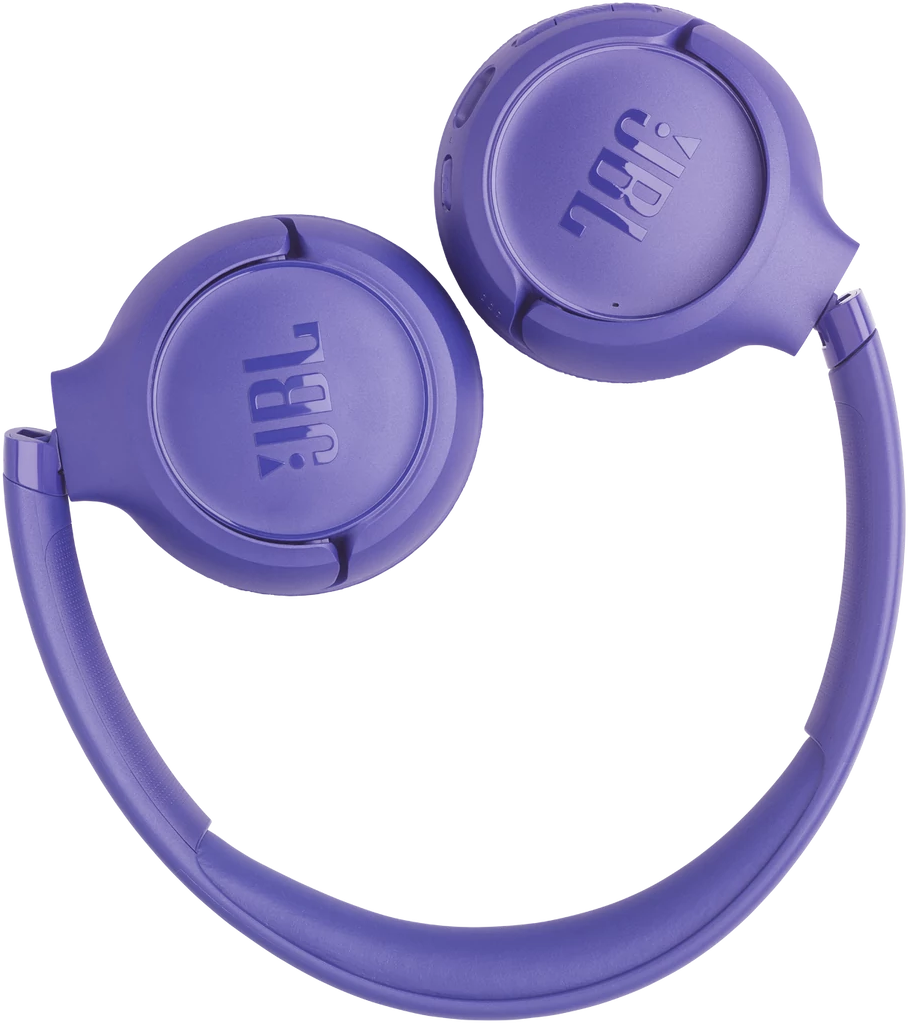 Lila JBL fejhallgató fekete háttér előtt. A fejhallgató over-ear stílusú.