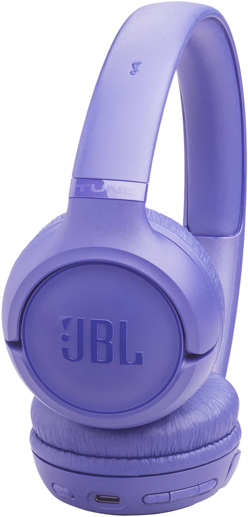 Közeli kép lila JBL Tune 510BT fejhallgatóról. A JBL logó látható a fülkagylón. A háttér fekete.