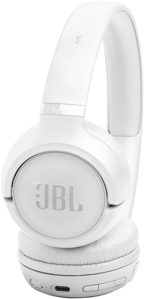 Fehér JBL fejhallgató. A fülkagylókon a JBL logó látható. A fejpánt ívelt. A fejhallgató fehér háttér előtt van.