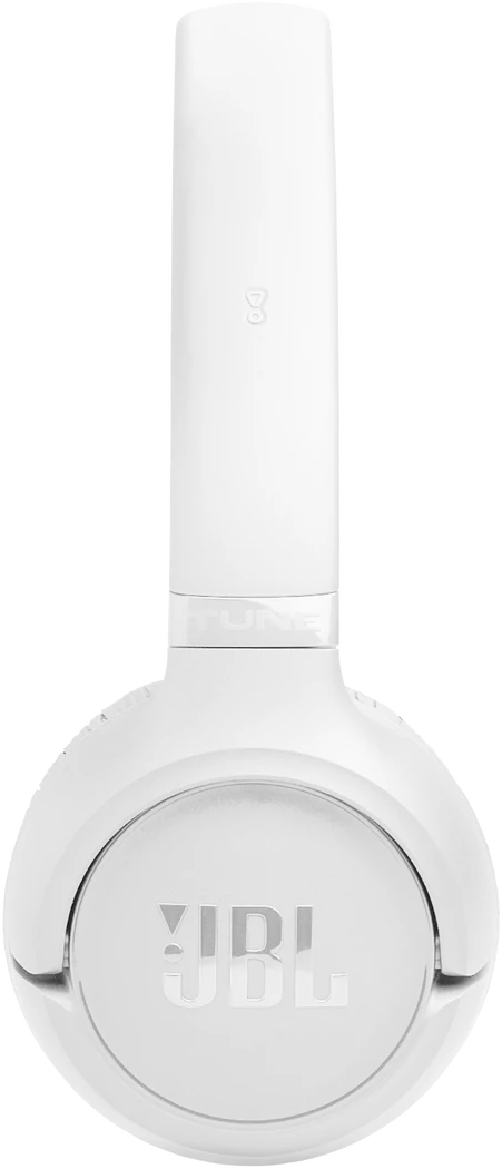 Fehér JBL Tune 770NC fejhallgató. A fejhallgató fekete háttéren van. A JBL logó látható.