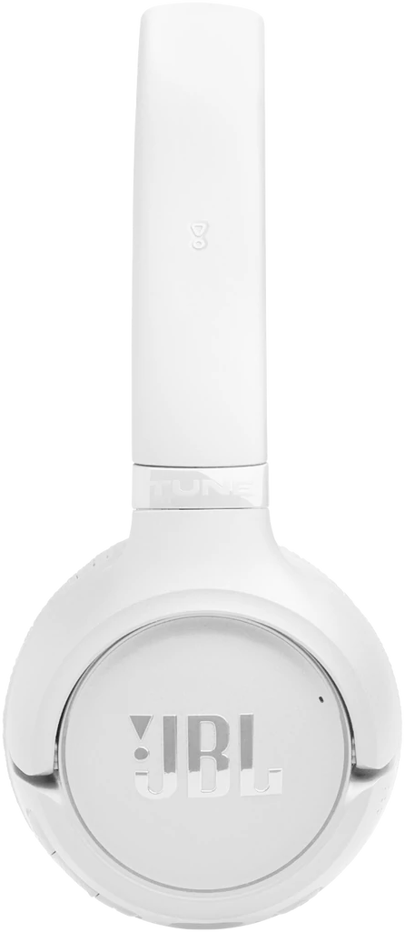Fehér JBL Tune fejhallgató. A dizájn tartalmazza a JBL logót. Modern, letisztult esztétika. A háttér fekete.