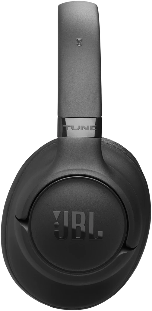 Közelkép fekete JBL fejhallgatóról. A fejhallgatón a JBL logója és a „TUNE” felirat látható. A háttér fekete.