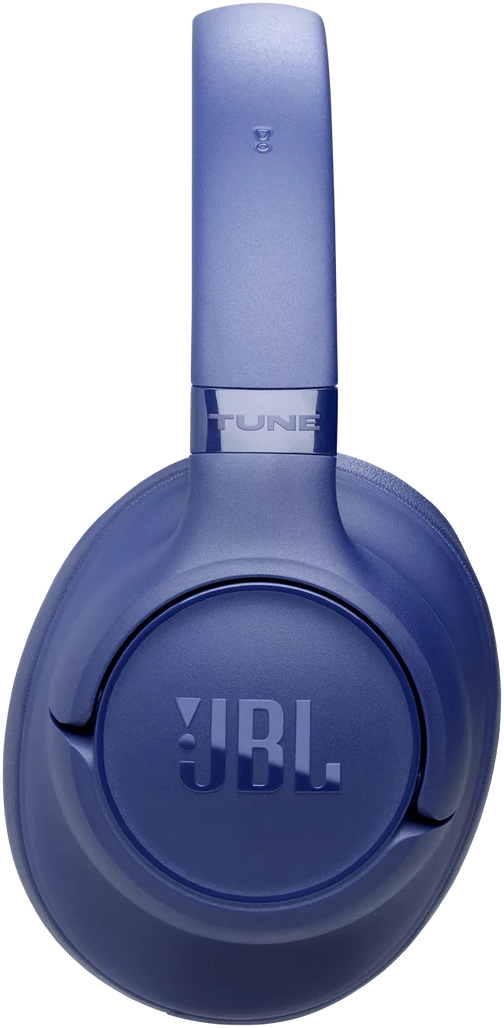Kék JBL Tune 760NC fejhallgató. A fejhallgató lóg. A JBL logó látható a fülkagylón.