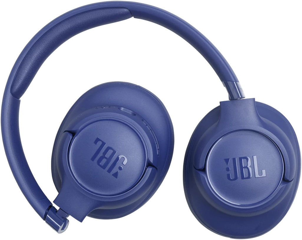 Kék JBL fejhallgató fekete háttér előtt. A fejhallgató fülre simuló, a JBL logója látható a fülkagylókon.
